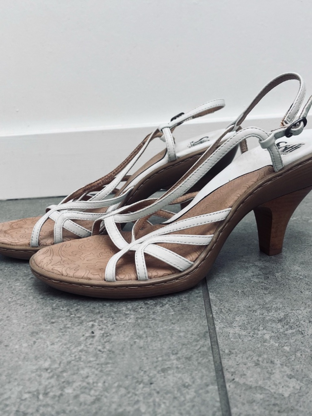 Great, yet comfortable white heels size 9 - Picture 3 of 8
